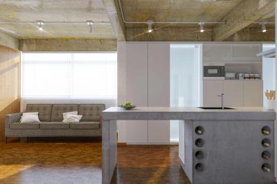 Beton konyhasziget bortárolóval - konyha / étkező ötlet, modern stílusban