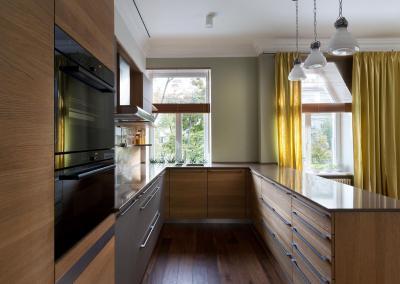 Kényelmes konyha pulttal, sok tárolóval - konyha / étkező ötlet, modern stílusban