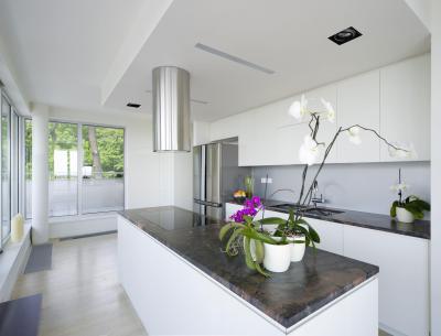 Fehér konyha kő pulttal - konyha / étkező ötlet, minimál stílusban