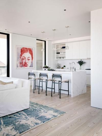 Fapadló és fehér konyhabútor - konyha / étkező ötlet, modern stílusban