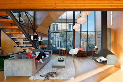 Egyterű tágas nappali kandallóval - nappali ötlet, modern stílusban