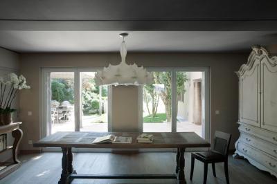 Klasszikus bútorok és design lámpa - nappali ötlet