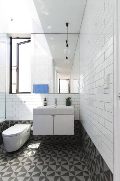 Metrócsempe és cementlap burkolat - fürdő / WC ötlet, modern stílusban