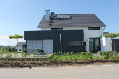 Modern lakóház Lambda Trespa Meteon speciális kültéri homlokzatburkolattal - homlokzat ötlet, modern stílusban