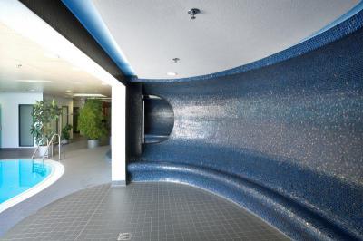 Íves fal paddal Lambda Wedi építőlemezzel kialakítva - belső továbbiak ötlet, modern stílusban