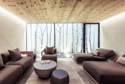 Nappali üvegfallal, famennyezettel - nappali ötlet, modern stílusban