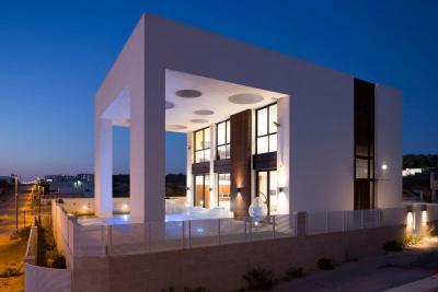 Modern homlokzat különleges, fedett terasszal - homlokzat ötlet, modern stílusban