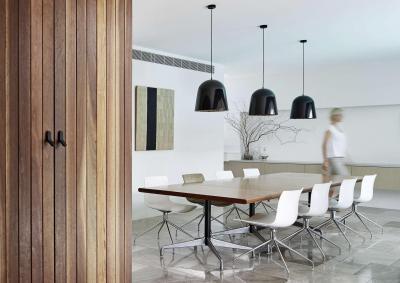 Tágas étkezőasztal lámpákkal - nappali ötlet, modern stílusban