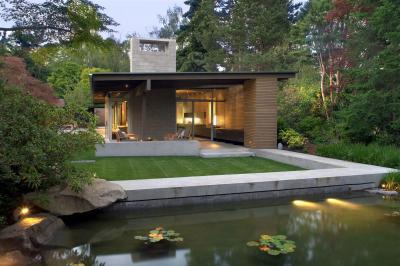 Modern lakóház kerti tóval - kert / udvar ötlet, modern stílusban