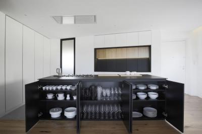 Fekete fehér konyha - konyha / étkező ötlet, modern stílusban