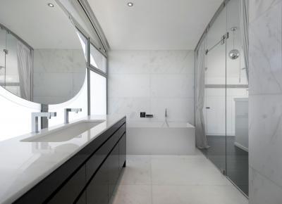 Monokróm fürdő - fürdő / WC ötlet, modern stílusban