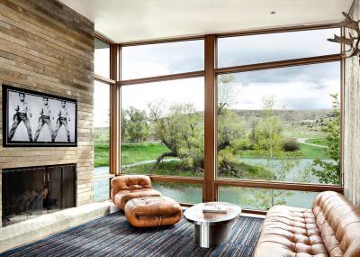 Üveg, kő és bőr a nappaliban - nappali ötlet, modern stílusban