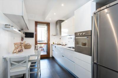 Fehér konyhabútor fekete padlóburkolattal - konyha / étkező ötlet, modern stílusban