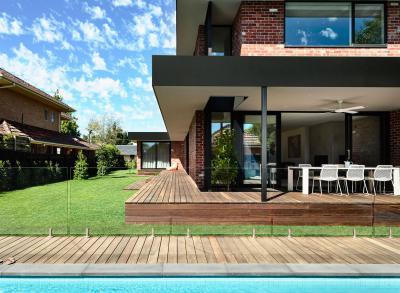 Tégla homlokzat és fa teraszburkolat - erkély / terasz ötlet, modern stílusban