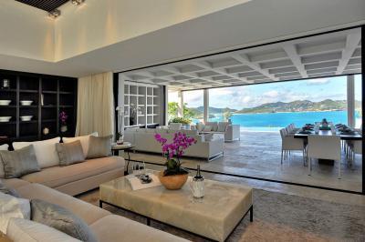 Nappaliból nyíló fedett terasz - nappali ötlet, modern stílusban