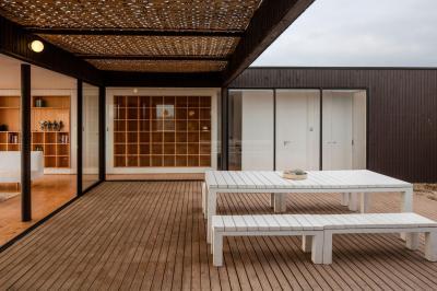 Perforált lemez tető a terasz fölött - erkély / terasz ötlet, modern stílusban