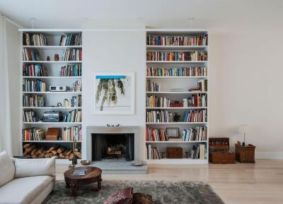 Nappali kandallóval és könyvespolccal - nappali ötlet, modern stílusban