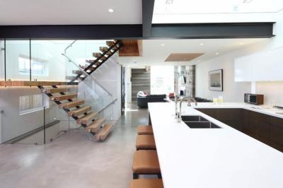 Konyha lépcsővel - konyha / étkező ötlet, modern stílusban