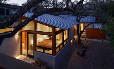 Cserepeslemez tető és sok üvegfelület a homlokzaton - homlokzat ötlet, modern stílusban