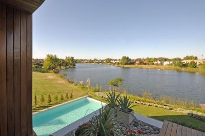 Folyóparti ház medencével - medence / jakuzzi ötlet, modern stílusban