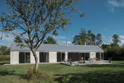 Cserepeslemez a tetőn - homlokzat ötlet, modern stílusban