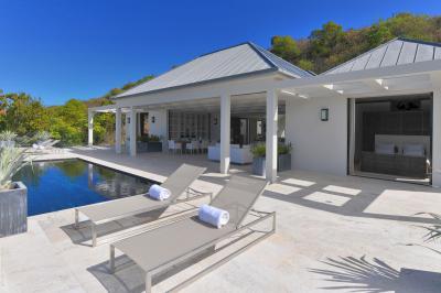 Tágas terasz medencével - erkély / terasz ötlet, modern stílusban