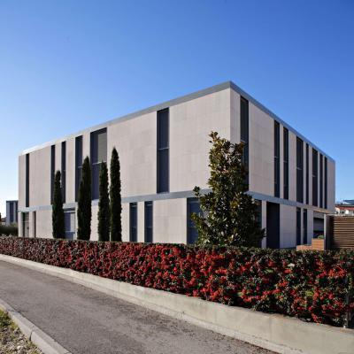 Modern lakóház különleges ablakokkal - homlokzat ötlet, modern stílusban