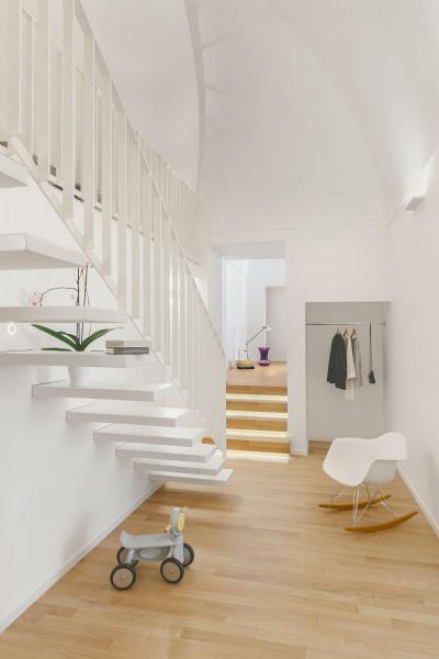 Hófehér lebegő lépcső - belső továbbiak ötlet, modern stílusban