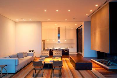 Látványos kandalló a nappaliban - nappali ötlet, modern stílusban