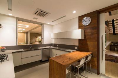 Fehér konyha natúr kiegészítőkkel - konyha / étkező ötlet, modern stílusban