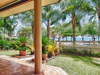 Kerítés a ház körül12 - kert / udvar ötlet, modern stílusban