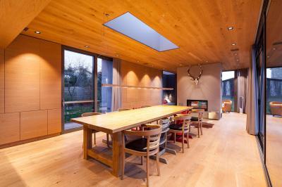 Tágas étkező faburkolattal - konyha / étkező ötlet, modern stílusban