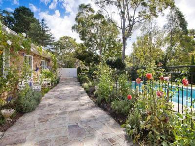 Kerítés a ház körül19 - kert / udvar ötlet, modern stílusban