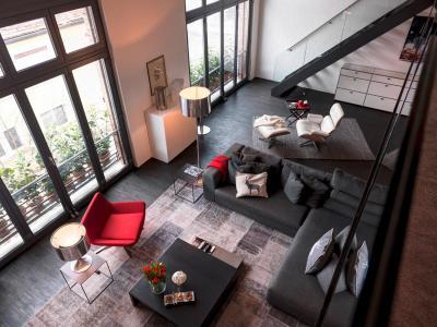 Nappali a galériáról nézve - nappali ötlet, modern stílusban