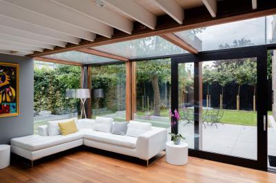 Kanapé az üvegfal előtt - nappali ötlet, modern stílusban