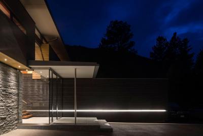 Látványos kültéri világítás - homlokzat ötlet, modern stílusban