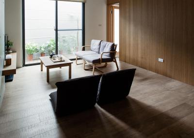 Minimál stílusú nappali faburkolattal - nappali ötlet, minimál stílusban