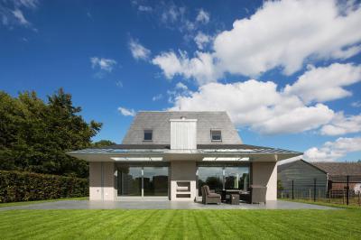 Kert felé nyitott lakóház - tető ötlet, modern stílusban