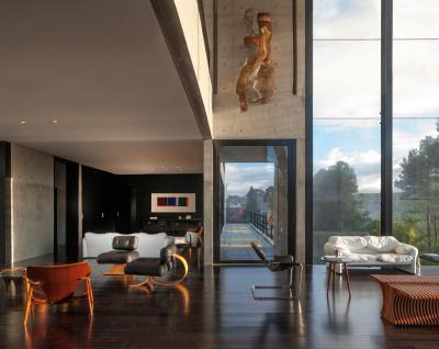 Tágas nappali üvegfallal - nappali ötlet, modern stílusban