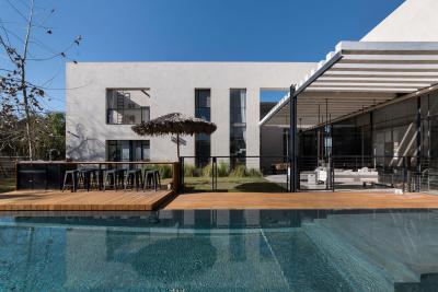 Medencés terasz pergolával - erkély / terasz ötlet, modern stílusban