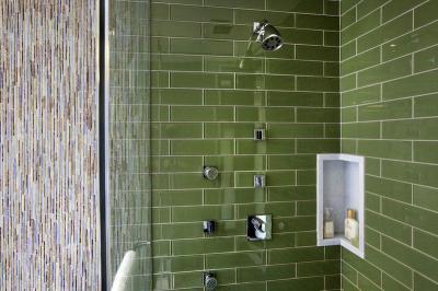 Zuhanyfülke zöld metrócsempével - fürdő / WC ötlet, modern stílusban
