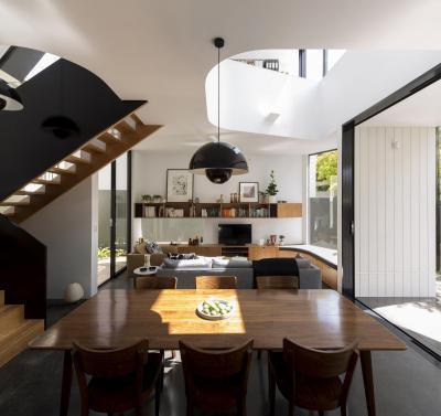 Nappali lépcsővel és étkezővel - nappali ötlet, modern stílusban