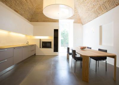 Nyers tégla mennyezet és modern berendezés a konyhában - konyha / étkező ötlet