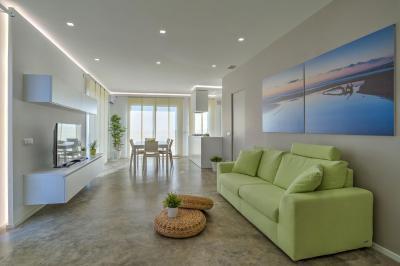 Betonpadló a nappaliban - nappali ötlet, modern stílusban