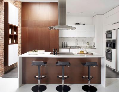 Barna fehér konyha szigettel - konyha / étkező ötlet, modern stílusban