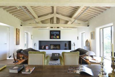 Fehér látszógerendák a nappaliban - nappali ötlet, modern stílusban