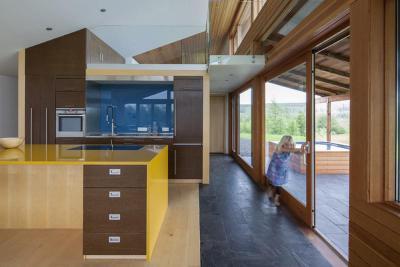 Konyha színes konyhaszigettel - konyha / étkező ötlet, modern stílusban