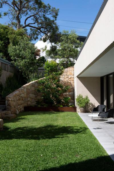 Terméskő fal a kertben - kert / udvar ötlet, modern stílusban