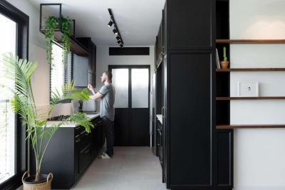 Kicsi konyha fekete bútorral - konyha / étkező ötlet, modern stílusban