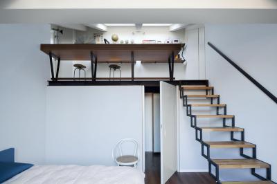 Kis lakás galériával - nappali ötlet, modern stílusban